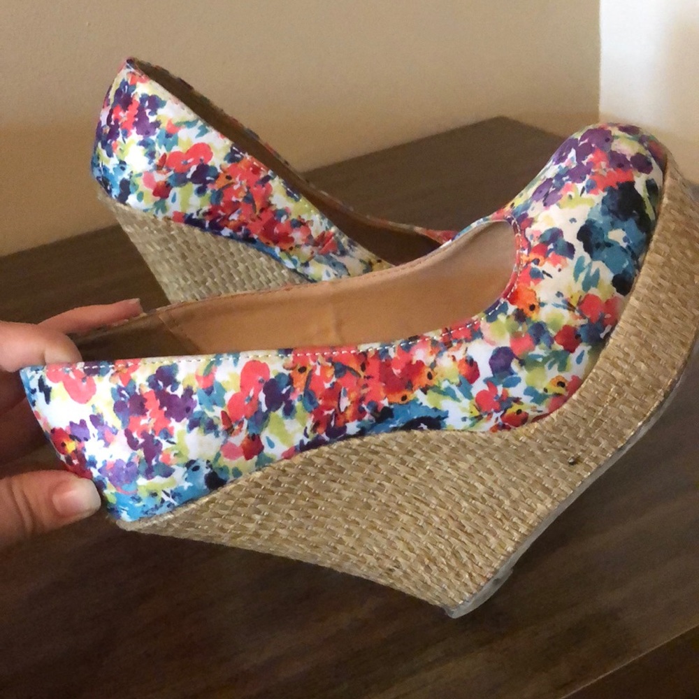 Flowery wedges